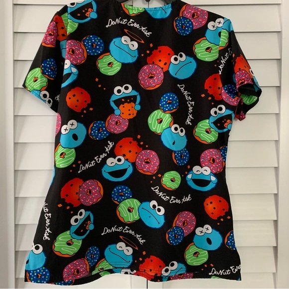 Women’s Sesame Street Cookie Monster V-neck Scrub Top | Tooniforms | Size Medium - Picture 8 of 8